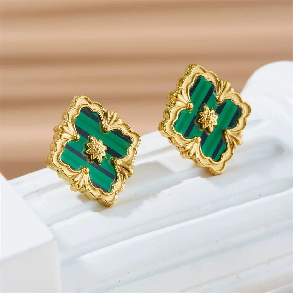 An elegant French collarbone chain that doesn't need to be removed when taking a bath