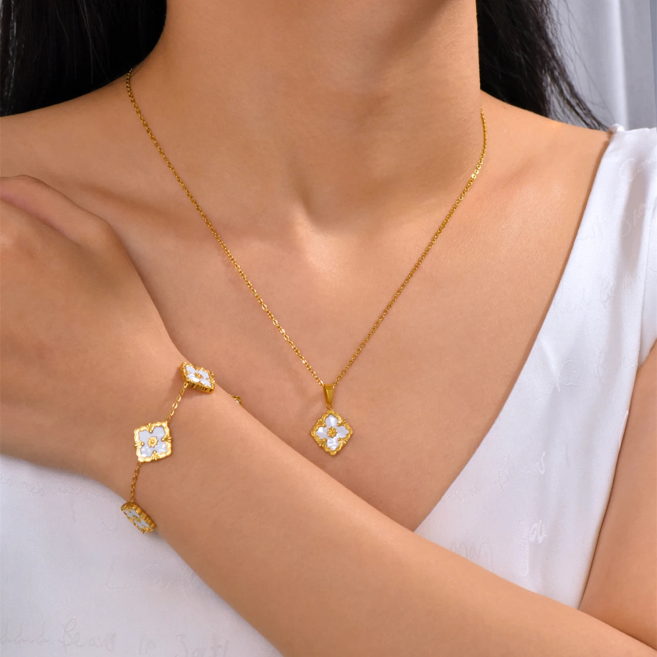 Vintage Elegant Stainless Steel 18K Gold Plated Clover Hypoallergenic Waterproof Necklace Bracelet Earrings Women'S Jewelry Set