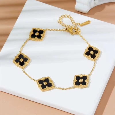 An elegant French collarbone chain that doesn't need to be removed when taking a bath