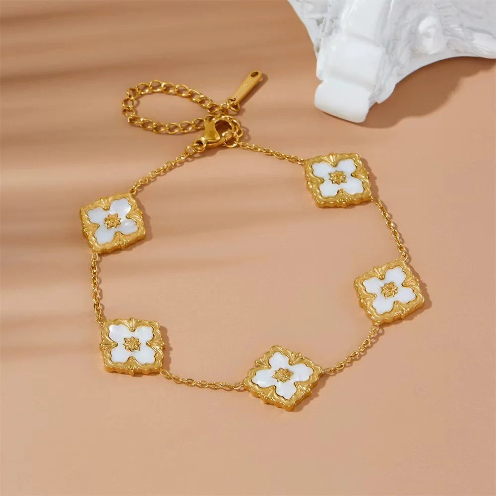 An elegant French collarbone chain that doesn't need to be removed when taking a bath