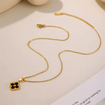An elegant French collarbone chain that doesn't need to be removed when taking a bath