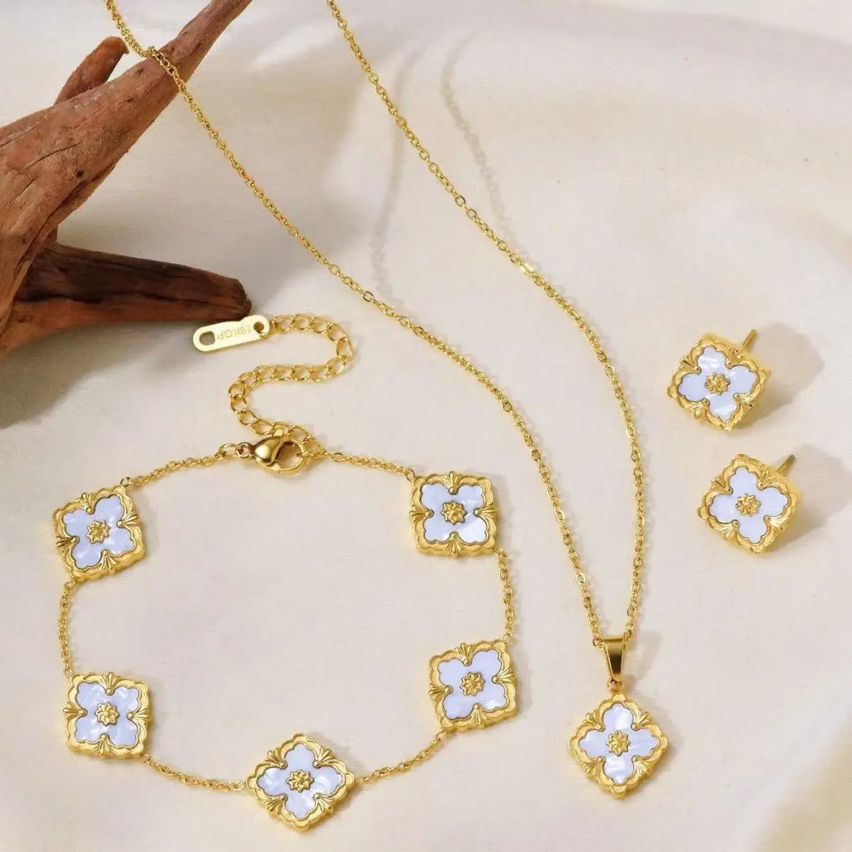 An elegant French collarbone chain that doesn't need to be removed when taking a bath