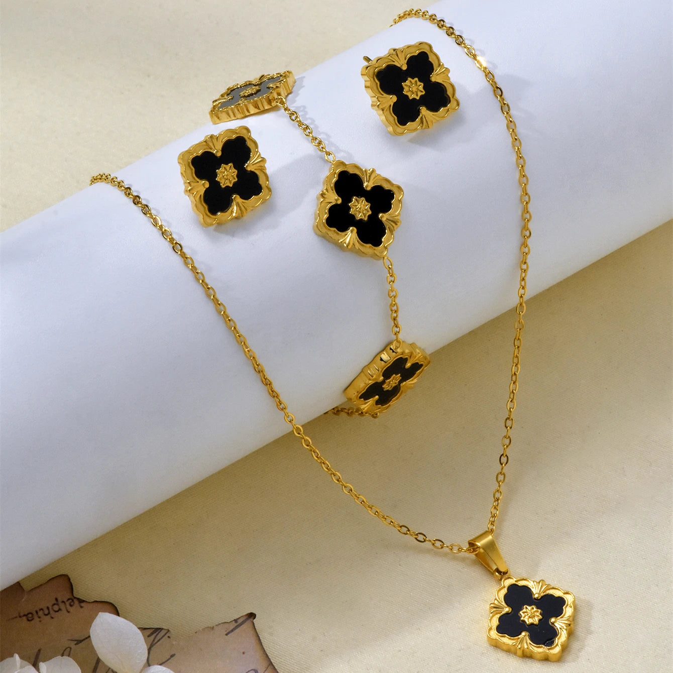 Vintage Elegant Stainless Steel 18K Gold Plated Clover Hypoallergenic Waterproof Necklace Bracelet Earrings Women'S Jewelry Set