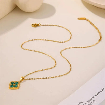 An elegant French collarbone chain that doesn't need to be removed when taking a bath