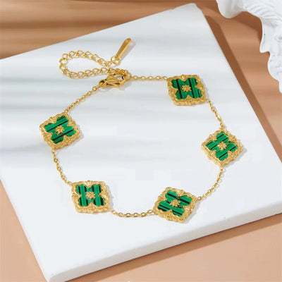 An elegant French collarbone chain that doesn't need to be removed when taking a bath