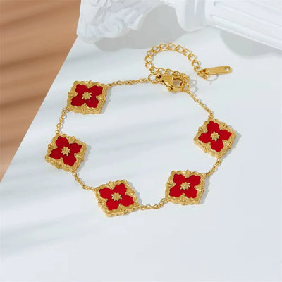 An elegant French collarbone chain that doesn't need to be removed when taking a bath