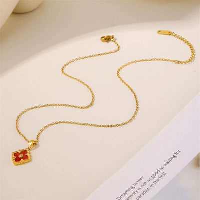 An elegant French collarbone chain that doesn't need to be removed when taking a bath