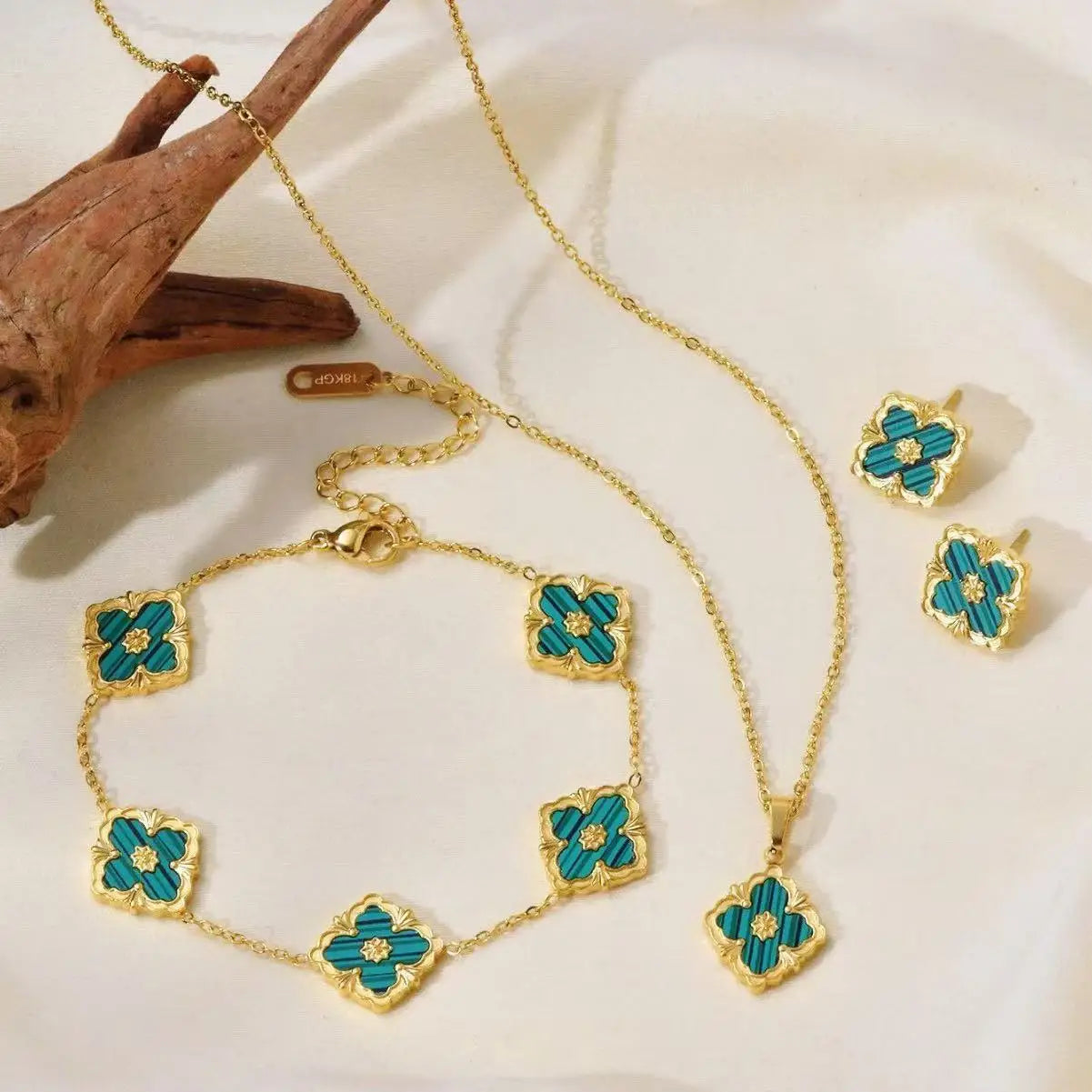 An elegant French collarbone chain that doesn't need to be removed when taking a bath