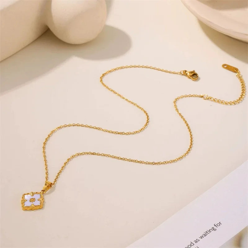 An elegant French collarbone chain that doesn't need to be removed when taking a bath