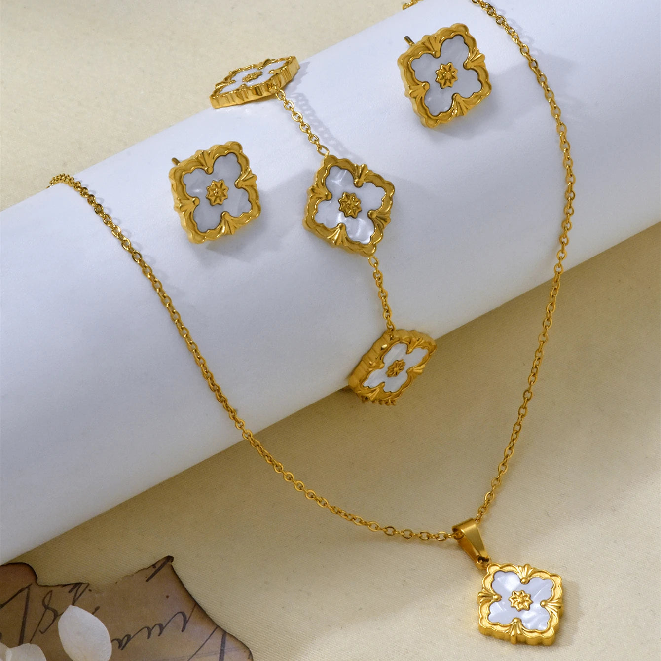 Vintage Elegant Stainless Steel 18K Gold Plated Clover Hypoallergenic Waterproof Necklace Bracelet Earrings Women'S Jewelry Set
