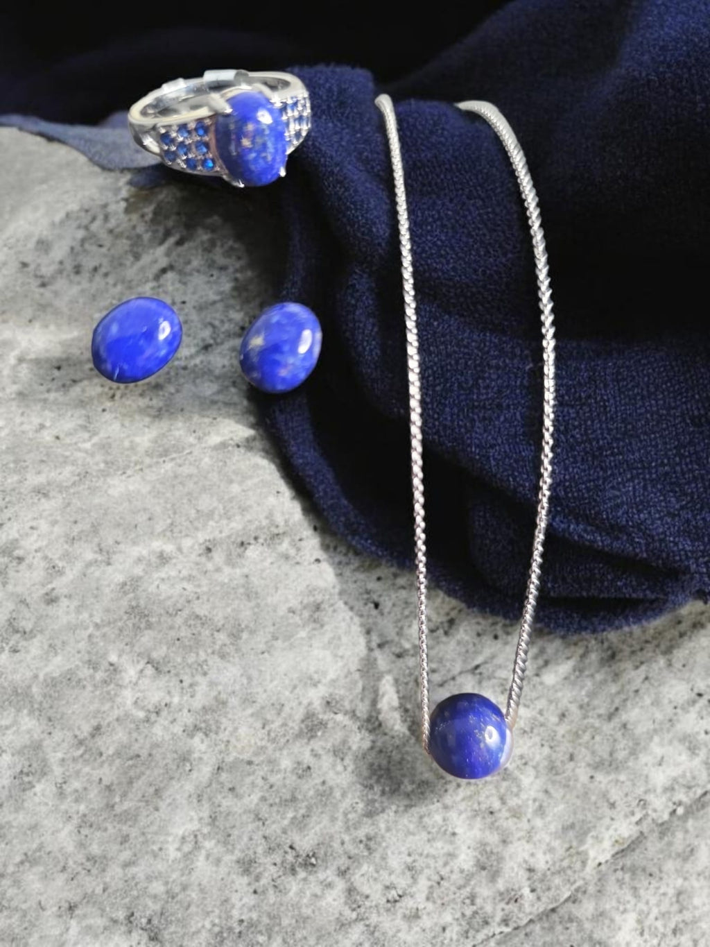 Exklusives Schmuckset aus rhodiniertem 925er Silber mit natürlichem Lapis Lazuli