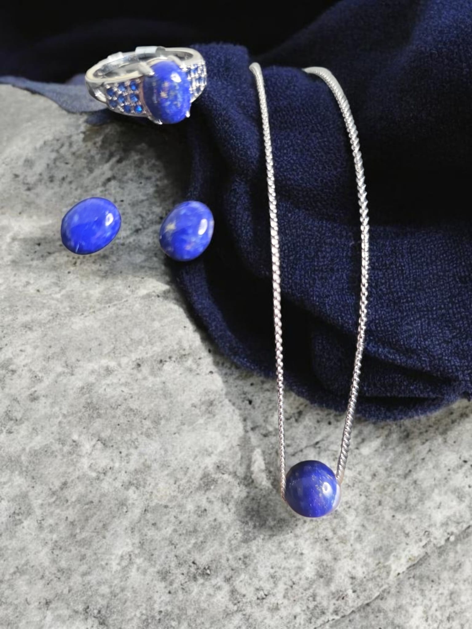 Exklusives Schmuckset aus rhodiniertem 925er Silber mit natürlichem Lapis Lazuli